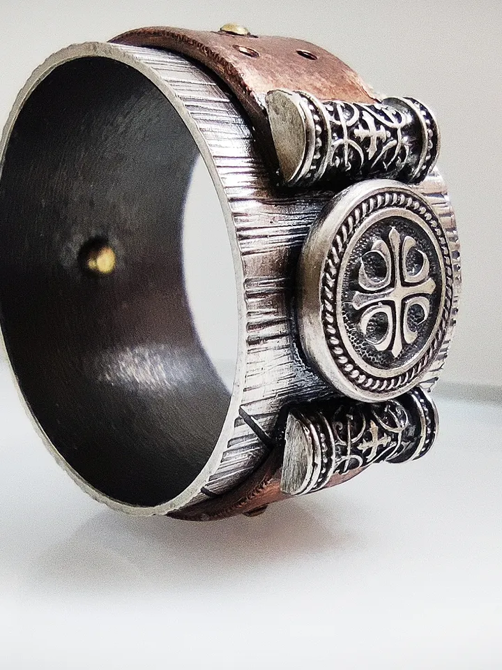 Stylish designer ring. You can choose a bracelet or chain for the ring.