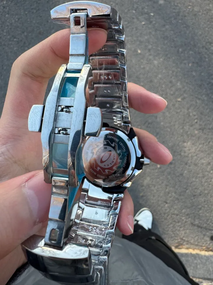 Oakley Y2K vintage watch: glossy case and stylish black dial