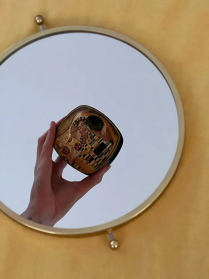 Beautiful Russian Lacquer Box " The Kiss " Hand painted miniature painting jewelry box Mother of pearl Papier mache Art gift Fedoskino