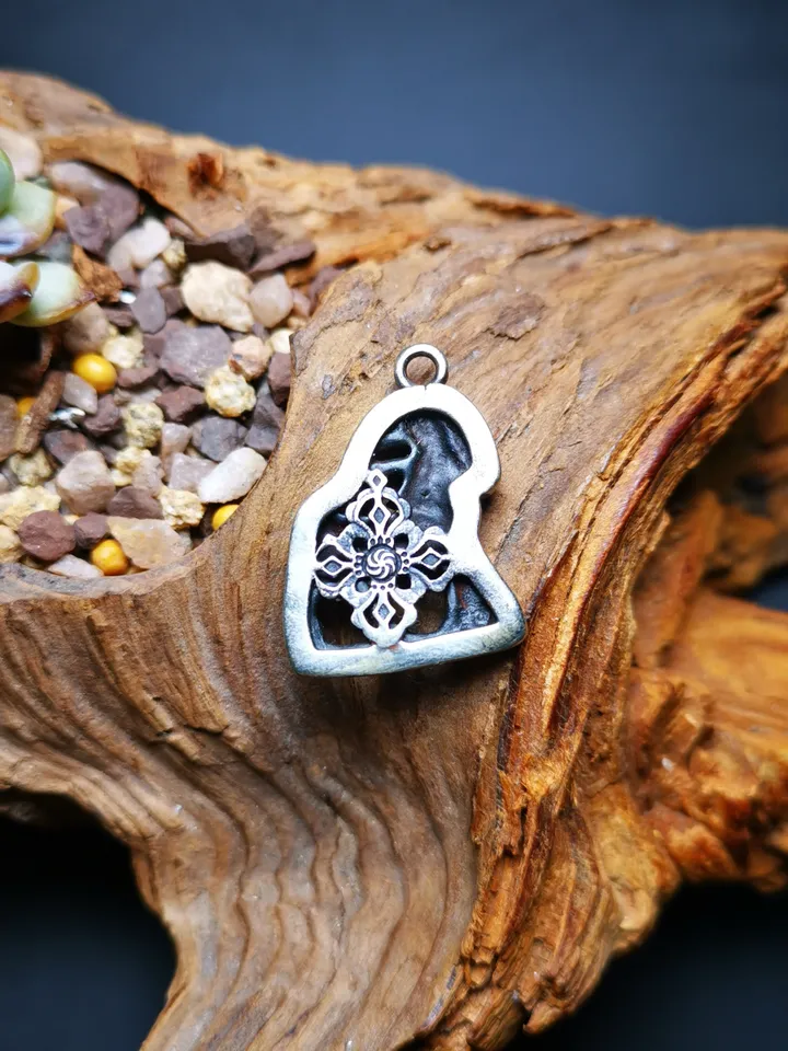 Gandhanra Antique Tibetan Buddhist Protective Pendant,Snow Lion Amulet Badge,inlaid with Sliver