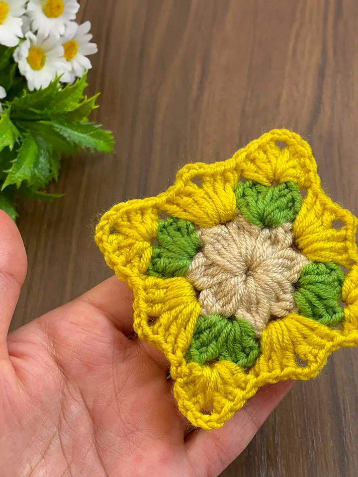 Small Crochet Square Pattern - Beautiful and Easy Granny Squares for Cozy Blankets and Cardigans - Ideal Present for Beginners