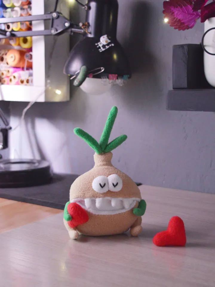 PDF Softie Pattern – Onion Plush Toy with Pocket Mouth