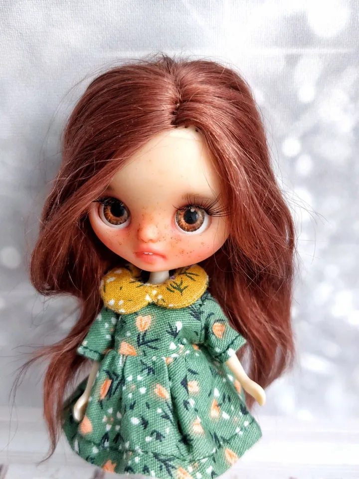 Miniature Blythe doll with natural brown hair. A charming addition to your collection.
