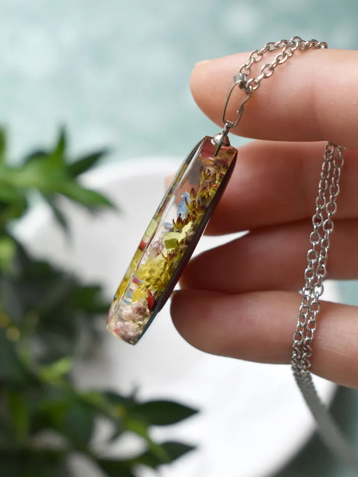 Tiny Flower Necklace. Daisy and hydrangea in resin. Pendant with autumn flowers and herbs in resin.