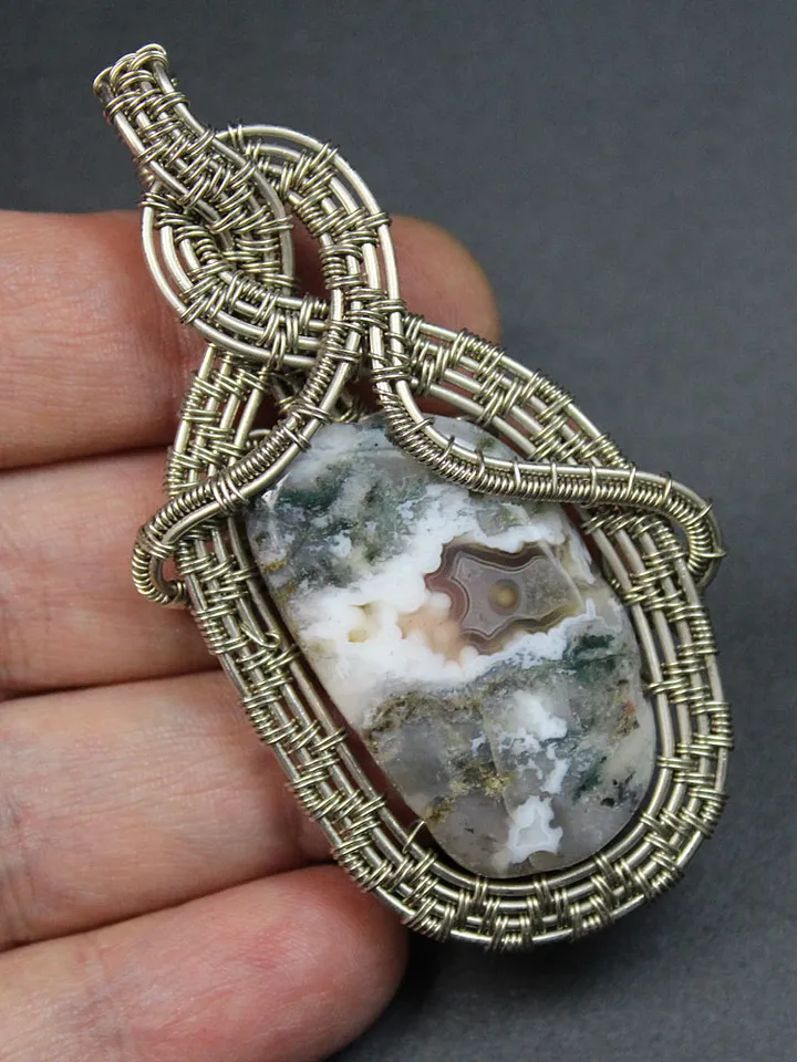 Pendant made of natural agate and wire nesilber.