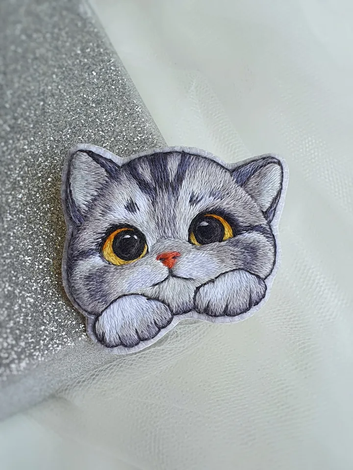 Kitten Brooch. Hand-embroidered brooch, artistic satin stitch.
