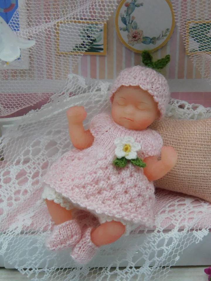 Miniature knitting doll clothes for tiny silicone baby