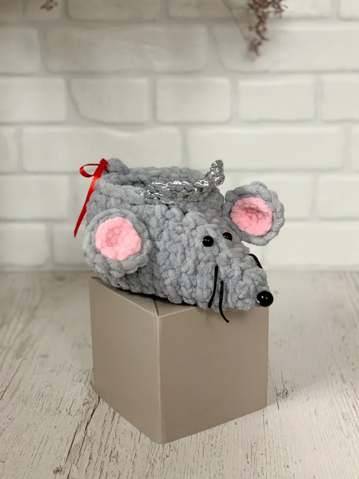 Crochet basket boot mouse, gray plush interior storage, gift wall hanging