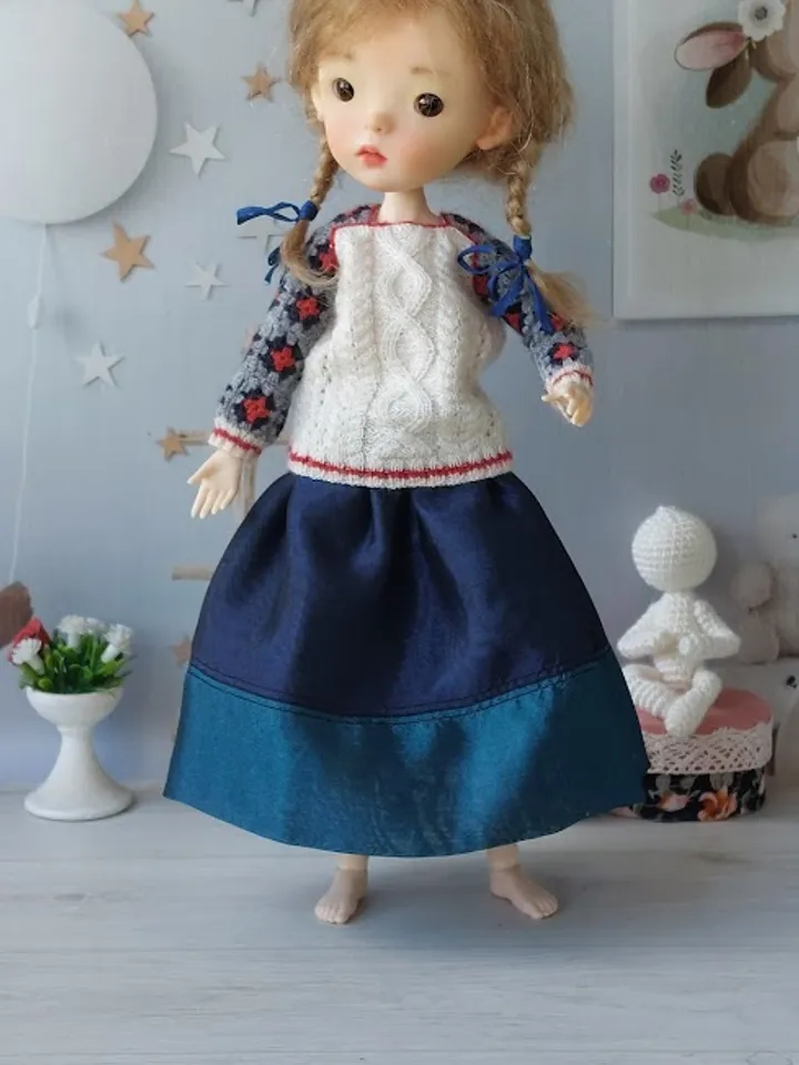 Exclusive sweater for OB22 doll: a unique handmade accessory