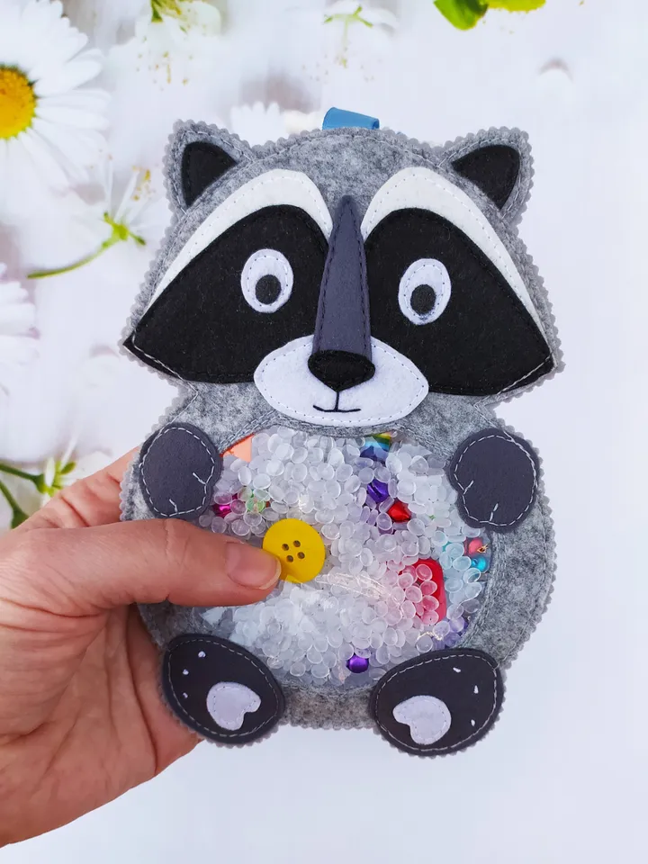 Raccoon I spy bag pattern for toddlers, I spy game, Busy Bag activity tutorial, Autism sensory toys for kids, Felt toy pattern, Travel Toys