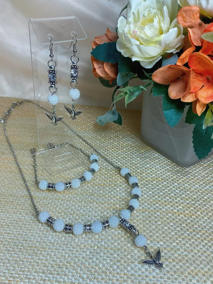 Handmade set. Handmade jewelry. Metal birds on a pendant. Handmade. Author's design.