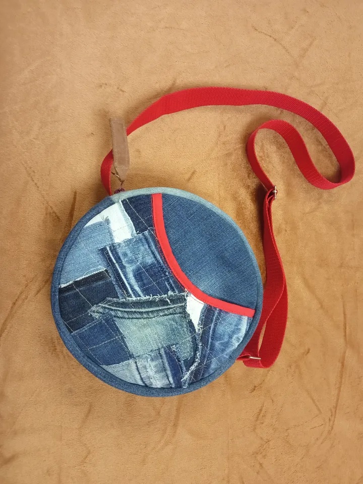 Round denim crossbody bag, for various necessary trifles, with 3 pockets and a long red strap 120 cm, cotton inside, d 20,5 cm
handbag for small things. Put your phone, wallet, glasses, keys in it and go for a walk / You will love it!