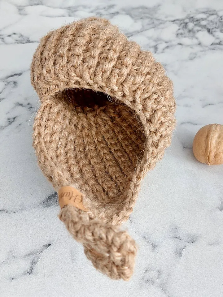 A hanging basket in the shape of a sea shell.
Handmade crocheted seashell made of jute.
Eco-friendly decor in a nautical style. Use the basket as a cachepot for small flowers, organizer for cosmetics, for combs and other items.