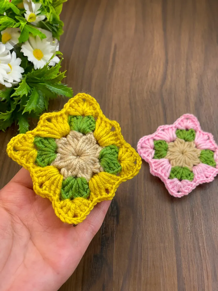 Small Crochet Square Pattern - Beautiful and Easy Granny Squares for Cozy Blankets and Cardigans - Ideal Present for Beginners