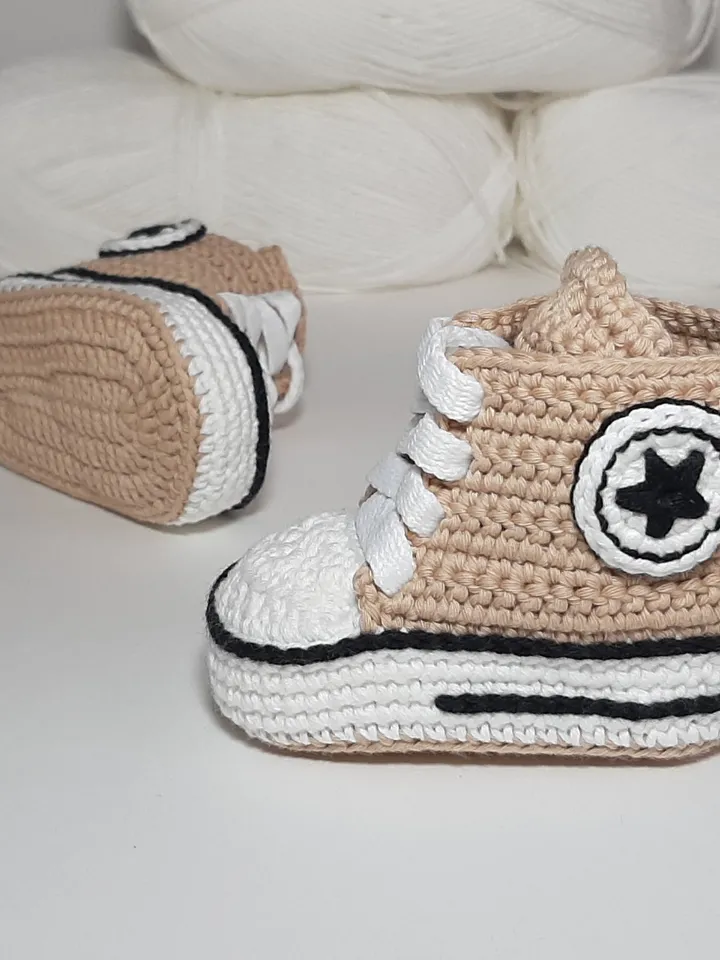 Crochet baby booties for boy or girl, neutral newborn slippers first shoes, expecting mom gift, newborn gift