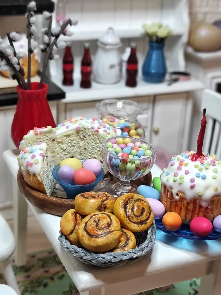 Easter, Easter decor, Easter decor for dolls, dollhouse decor, Easter Kulich, mini food, realistic miniature