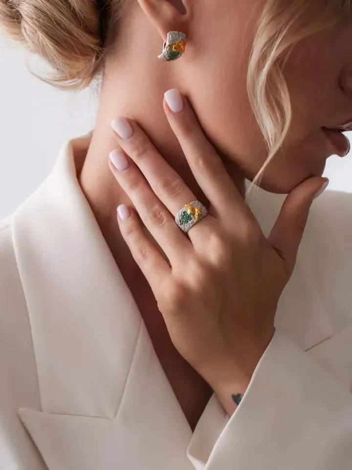 Women's silver ring with gilding and with green stones of nanizumruda 925 sample