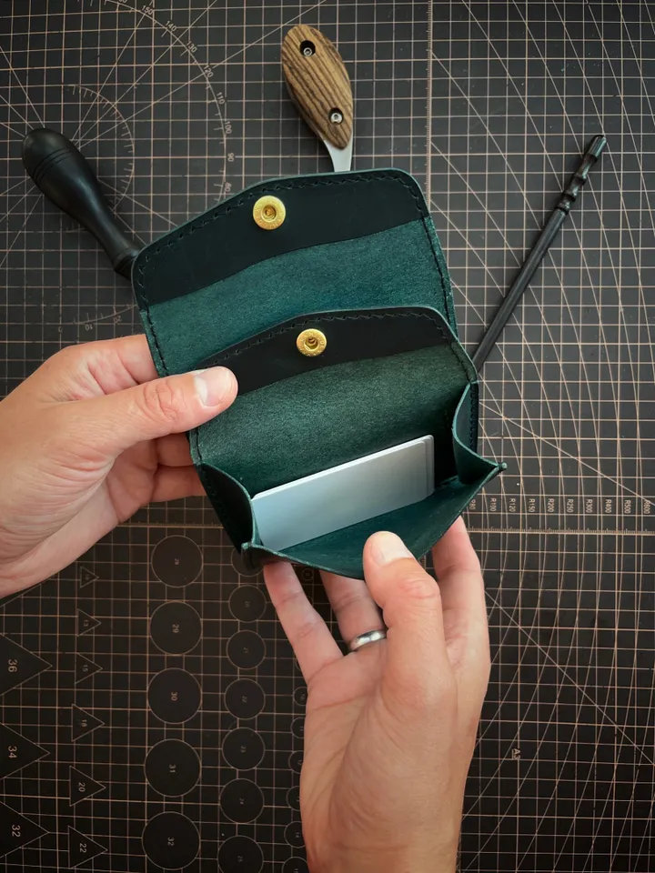 Pattern of a mini women's wallet - Pattern of a leather wallet - Download PDF & video TUTORIAL. Punch pitch 5 mm.