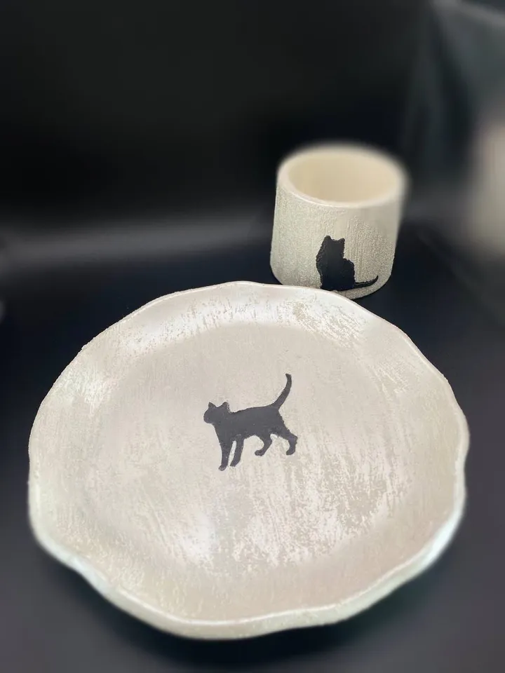Decorative plate-tray made of plaster with a pattern