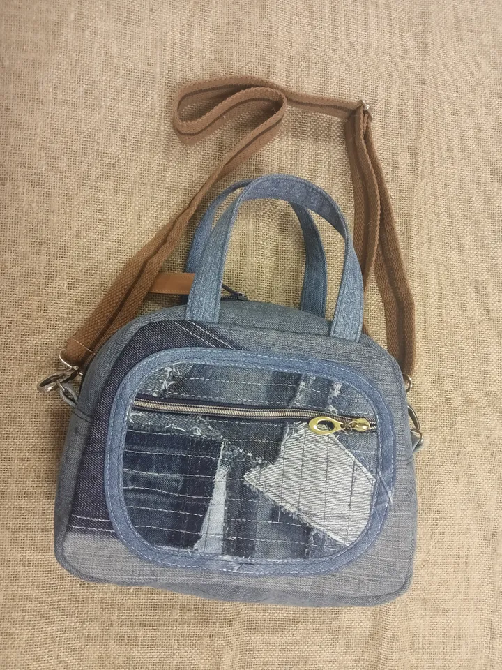 cute boston bag made of eco-friendly materials, denim bag made from recycled jeans, shoulder bag, crossbody bag, 4 pockets and adjustable strap with carabiners. crazy patchwork front,