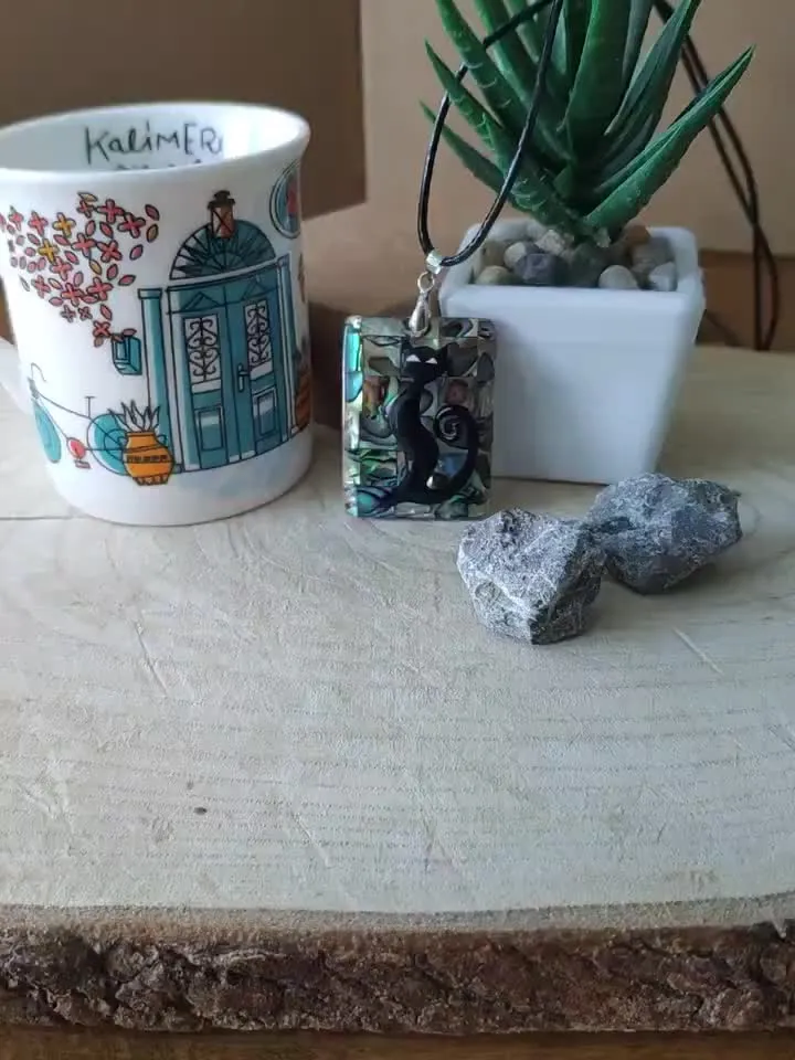 Pearl pendant necklace: Black cat painted on heliotis pearl pendant • Hallowen whitch necklace • Charming handmade jewelry for cat lovers