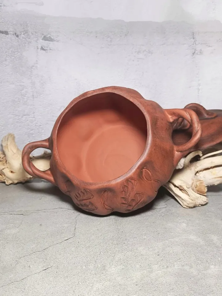 Glay casserole 118,34 fl.oz Handmade with handles and lid, carved pattern