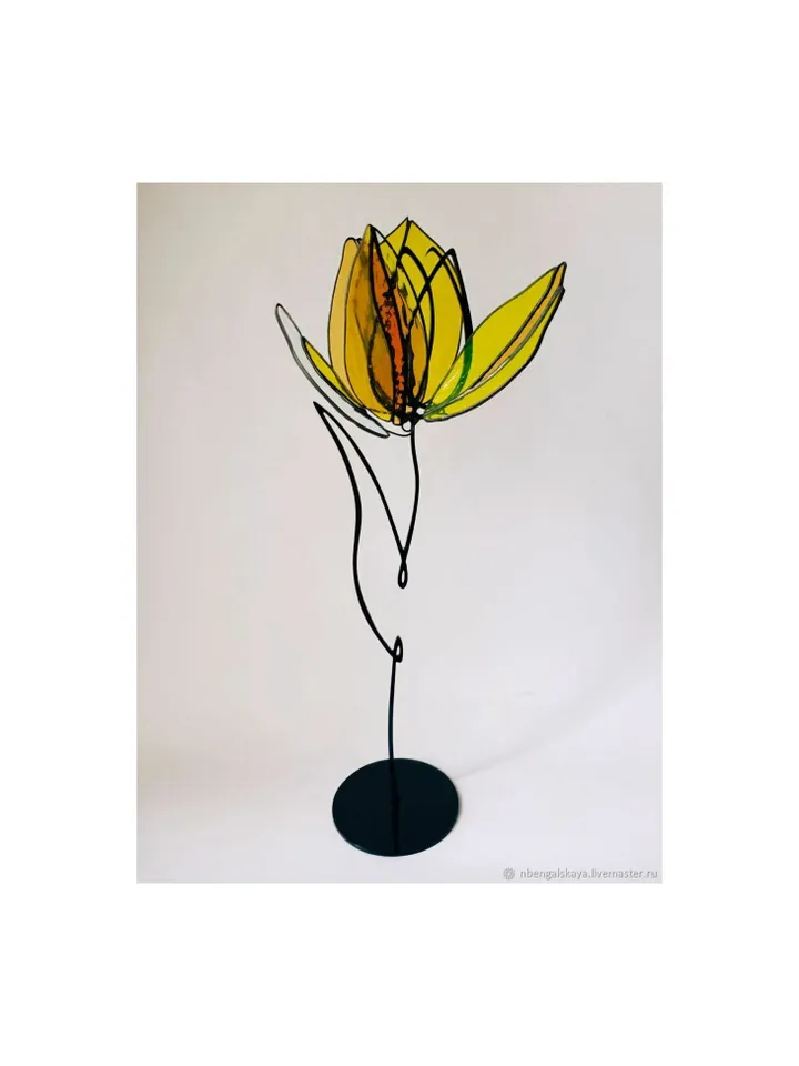 Stained glass tulip, Tiffany glass flower, handmade glass tulip decor, glass art sculpture, botanical home accent, minimalist glass decor, Tiffany-style floral art, stained glass ornament, tulip gift for her, glass flower on metal stand, modern floral dec
