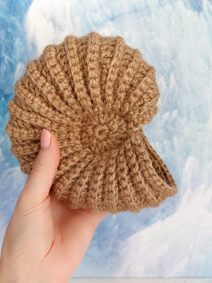 Hanging basket in the shape of an ammonite shell.
Handmade crocheted sea shell made of jute.
Eco-friendly marine-style decor. Use the basket as a planter for small flowers, an organizer for cosmetics, combs and other items.