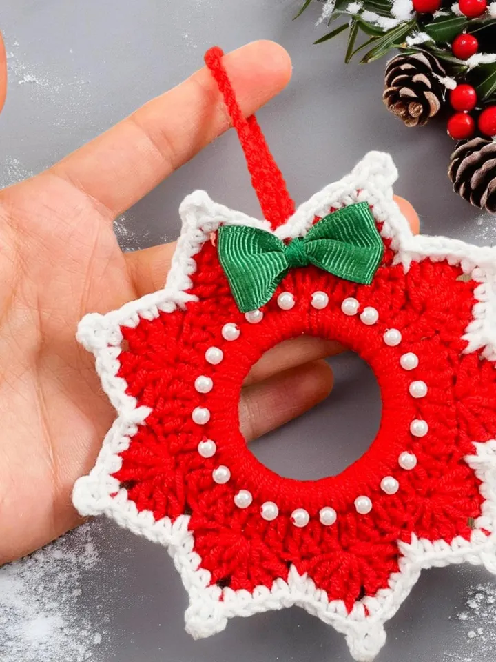 Christmas Crochet Wreath Ornament PDF Pattern – Easy DIY Holiday Decoration, Red & White Crochet Wreath with Pearls and Bow