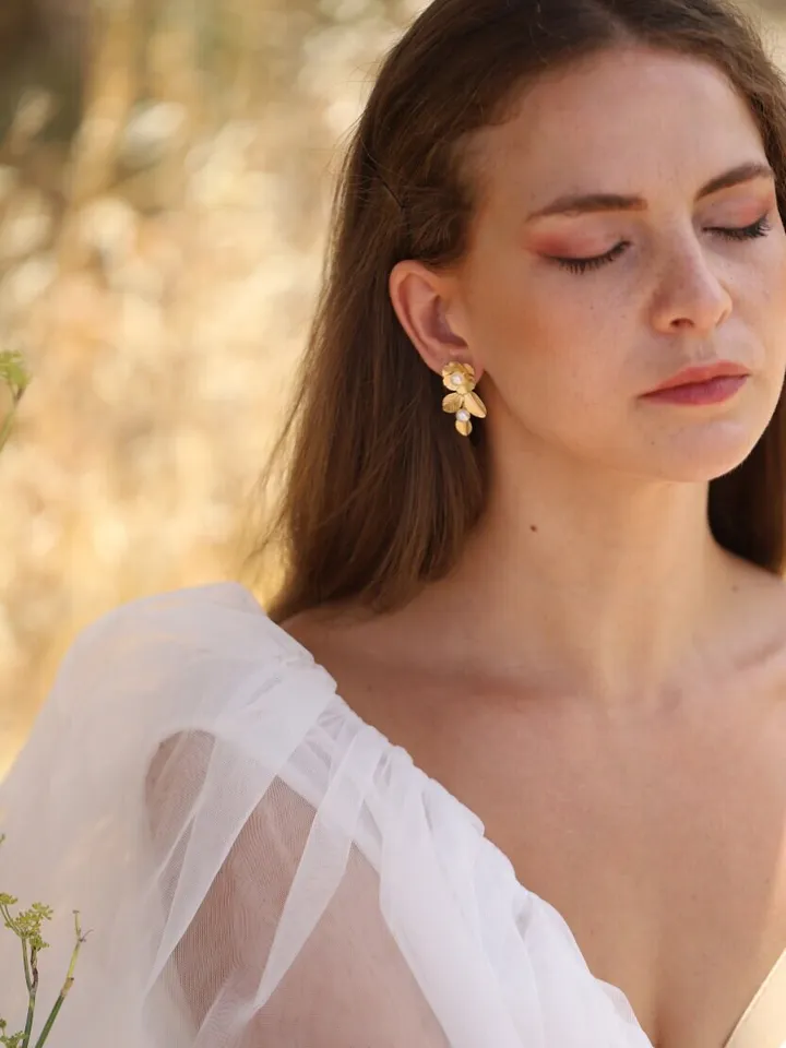 Boho Wedding Earrings, Flower Bridal Earrings, Floral Statement Wedding Earrings, Pearl Bridal Jewelry, Vintage Statement Wedding Jewelry