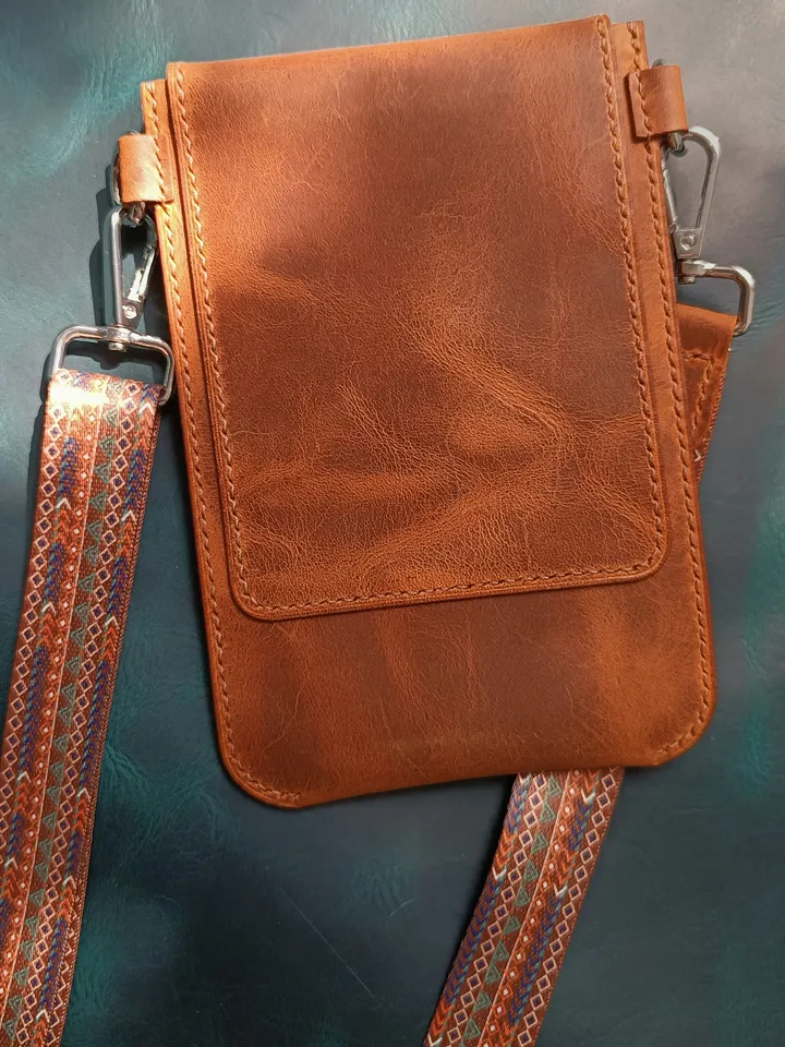 PDF Pattern Phone bag - Pattern of a small women's leather bag in PDF format - Download PDF and video tutorial. Punch pitch 4 mm.