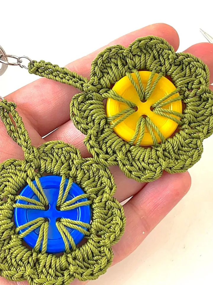 Retro Button Bloom Keychain Crochet Pattern, Easy Upcycled DIY Bag Charm PDF, Round Yarn Key Ring Motif Tutorial