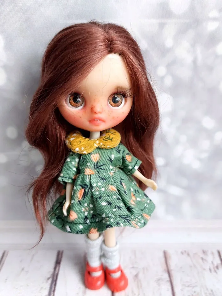 Miniature Blythe doll with natural brown hair. A charming addition to your collection.