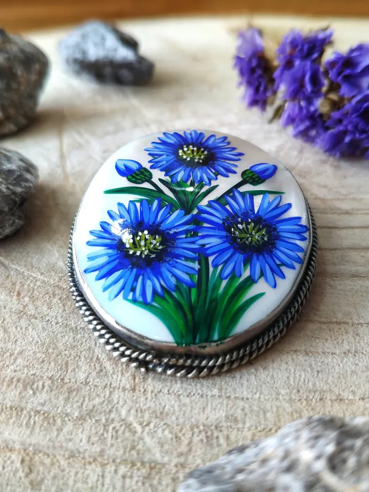 Brooches for women: Bright blue cornflowers on handmade lacquer brooch • pin for blue summer dress • hand painted blossom • trendy jewelry