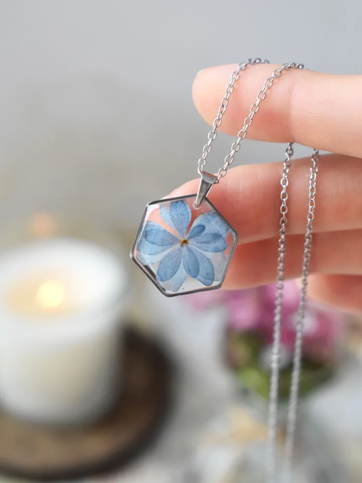 Hydrangea Necklace. Hydrangea pendant in resin. Pendant with real hydrangea.
