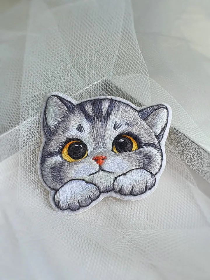 Kitten Brooch. Hand-embroidered brooch, artistic satin stitch.