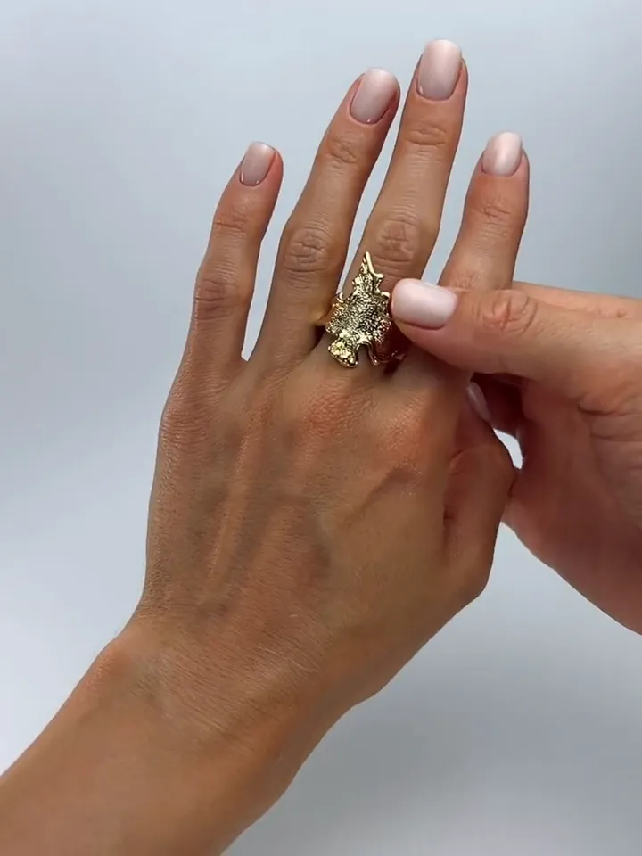 Ring, gold-plated, crumpled, embossed, large with the effect of compressed metal, curved trendy shape, textured, wide, one-size adjustable 16-20 size
