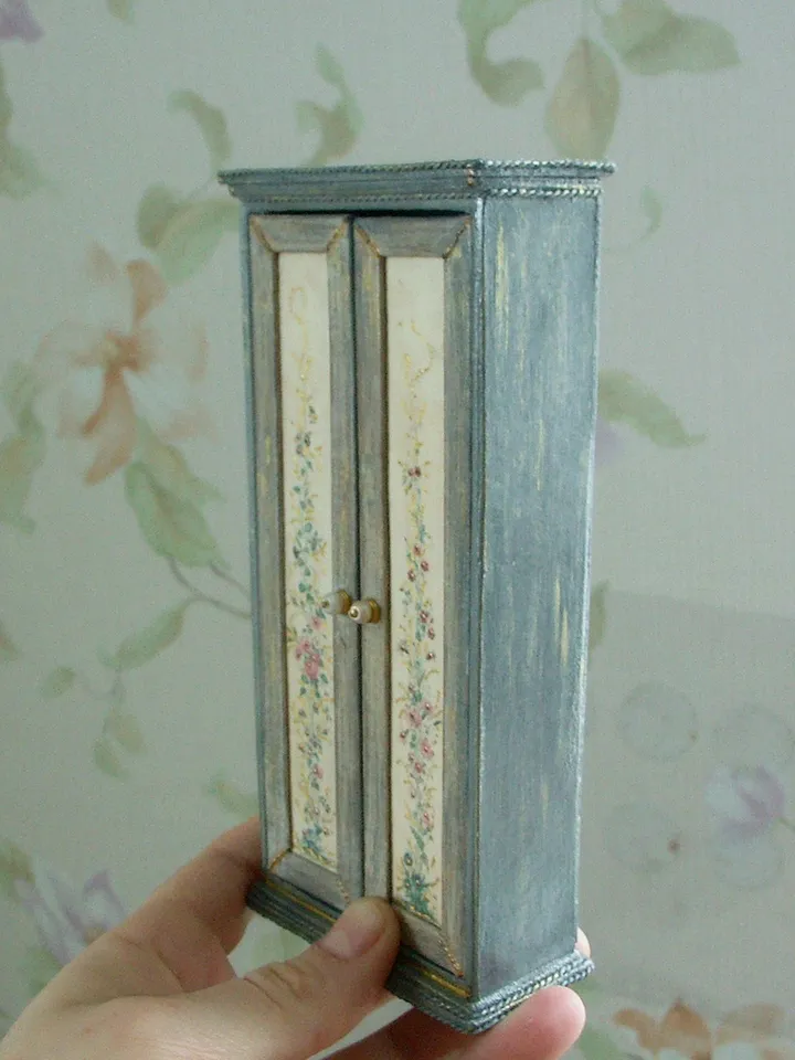 Dollhouse furniture in 1:12 scale.