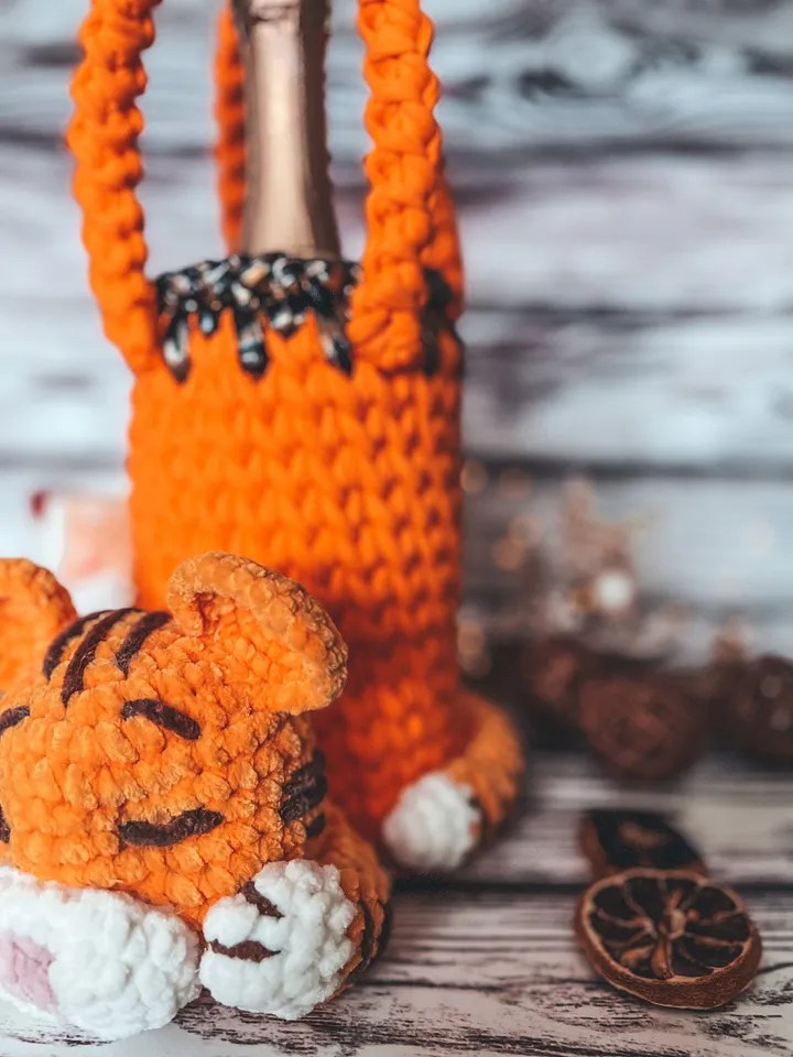 Wine Bottle Holder crochet pattern PDF and video tutorial, basket Tiger cub, crochet carrier, pouch, cover