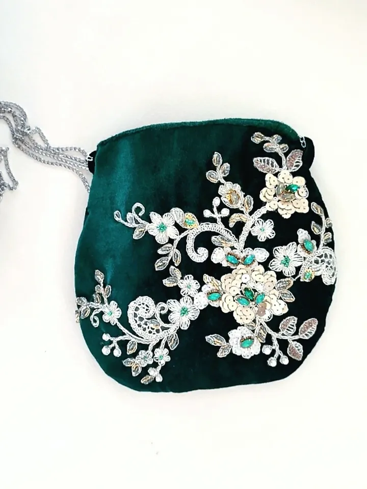 Emerald velvet handbag with embroidery on guipure with a chain