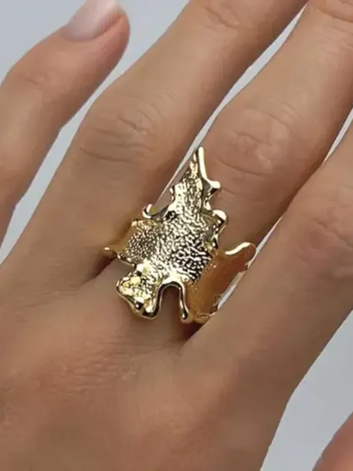 Ring, gold-plated, crumpled, embossed, large with the effect of compressed metal, curved trendy shape, textured, wide, one-size adjustable 16-20 size
