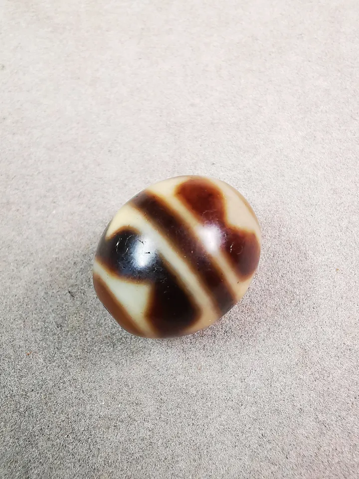Gandhanra Tibetan Round Tiger Tooth Dzi Bead(Darrow or Taklok Dzi),Tibetan Chung,Wealth Amulet,Small Size 20*17 mm