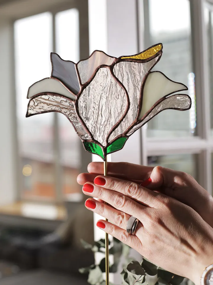 Magnolia. Stained Glass Panel on Stand, Magnolia Bloom, Stained Glass Art, Elegant Magnolia, Tiffany Glass, Magnolia in Soft Tones – Decorative Glass Artwork, Magnolia Flower – Handcrafted Glass Ornament, Artistic Magnolia – Interior Accent on Stand