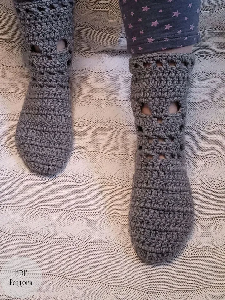 Crochet socks pattern, House slippers with skulls, PDF Pattern warm socks, Wool women's slippers