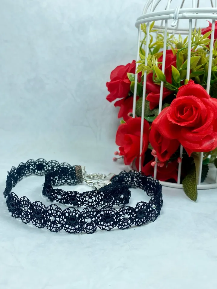 The choke and bracelet are lace. Set of jewelry. handmade.