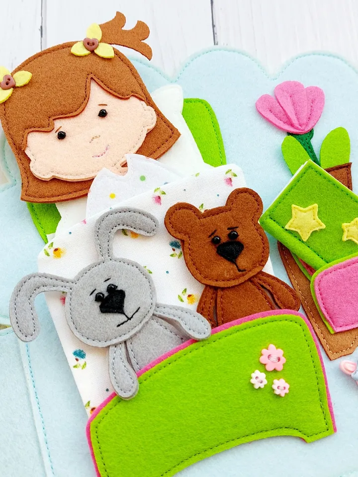 Spring Dollhouse Felt, Dollhouse for children with a set of clothes and food,Portable Fabric Dollhouse Room