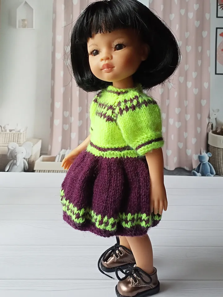 An outfit for a 16-inch doll.
