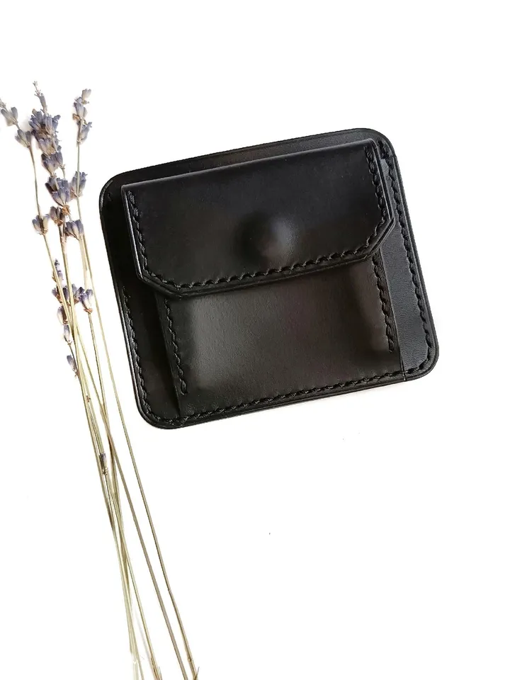 Free PDF pattern of a cardholder with a coin pocket.