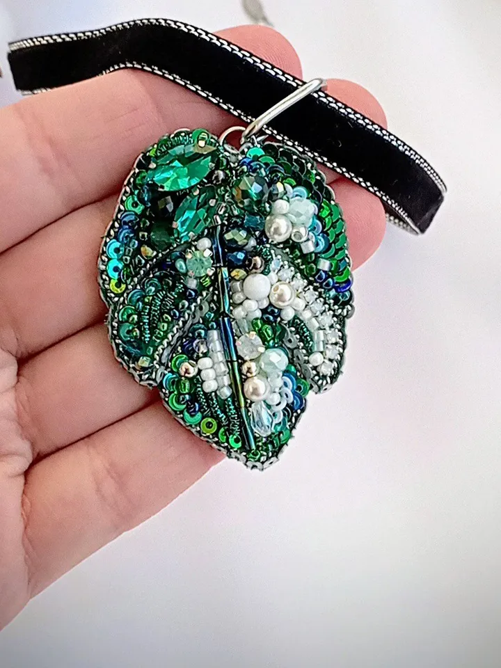 Handmade embroidered crystal monstera albo leaf necklace choker, little emerald monstera leaf pendant, monstera jewelry