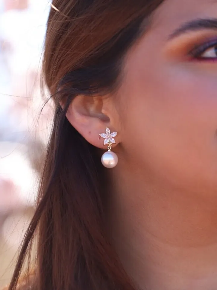 Bridal Drop Earrings, Gold Wedding Earrings, Pearl Wedding Earrings, Swarovski Bridal earrings, Wedding Earrings for brides, Flower Earrings